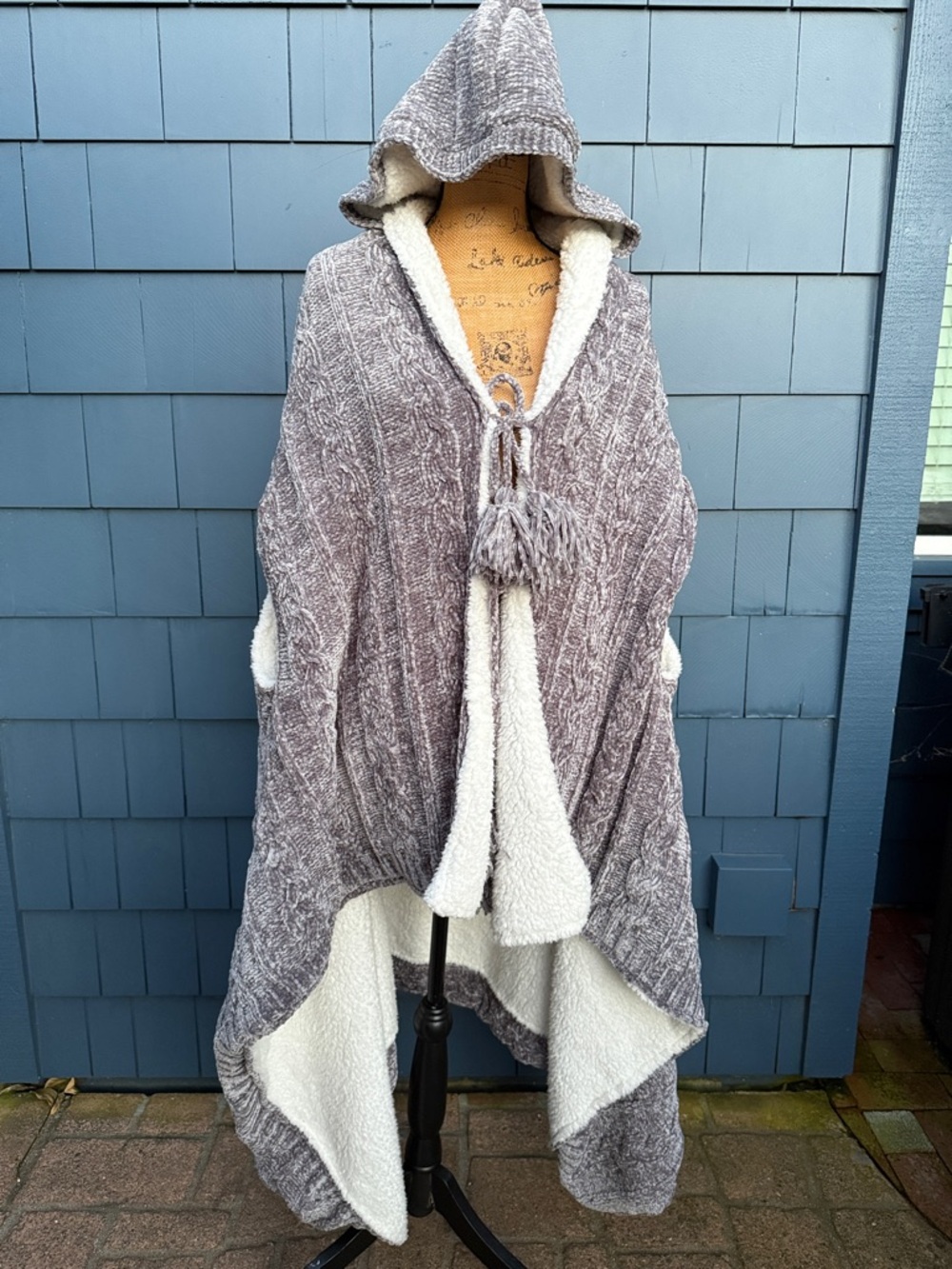 Cozy Hooded Sherpa-Lined Women's Sweater Cape - Gray